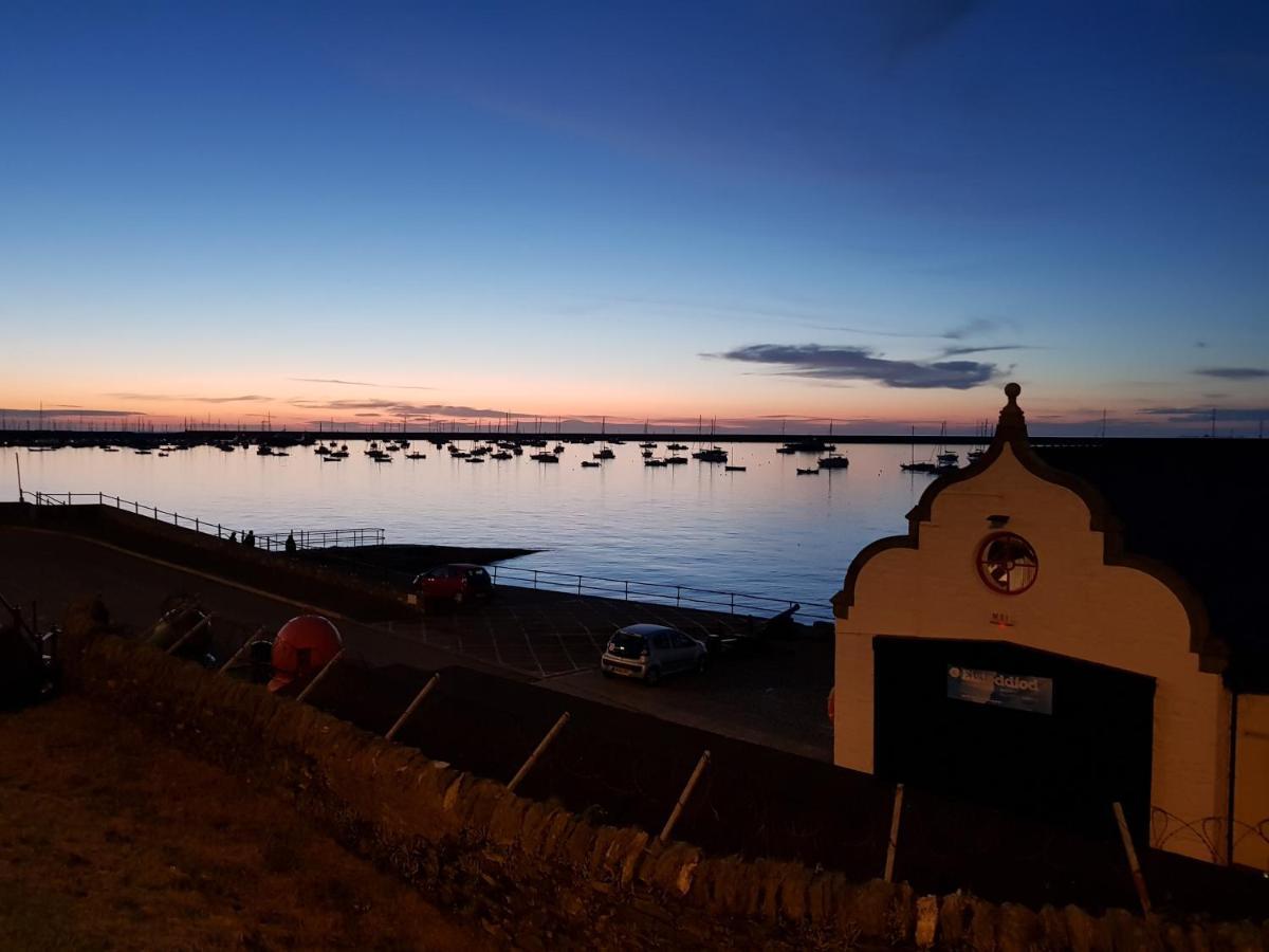 The Hut Wales - A Sea Front Inn Holyhead Dış mekan fotoğraf