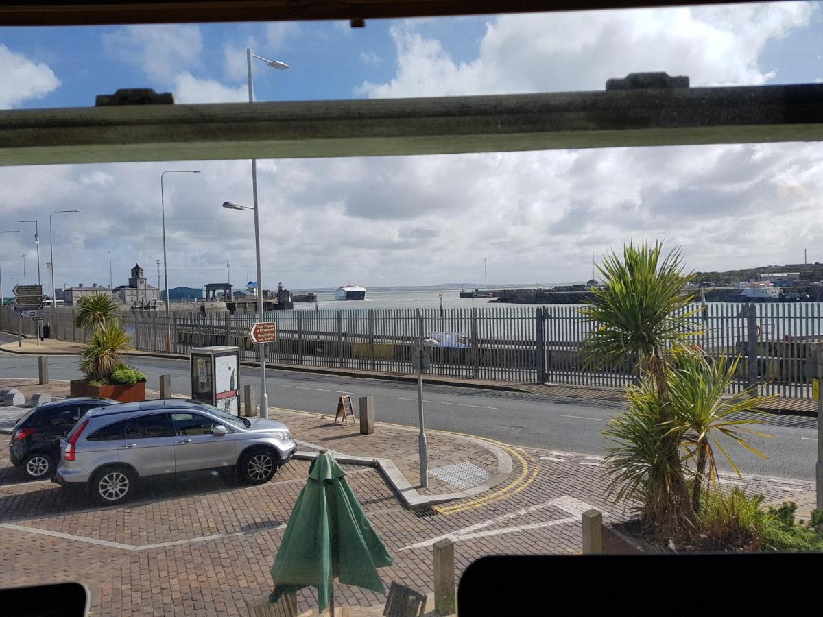 The Hut Wales - A Sea Front Inn Holyhead Dış mekan fotoğraf