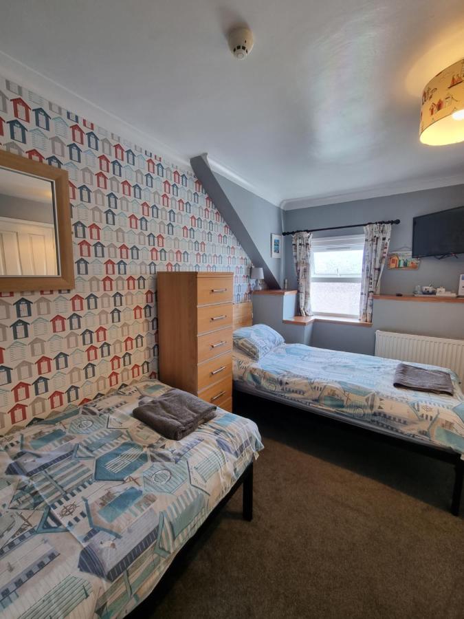 The Hut Wales - A Sea Front Inn Holyhead Dış mekan fotoğraf